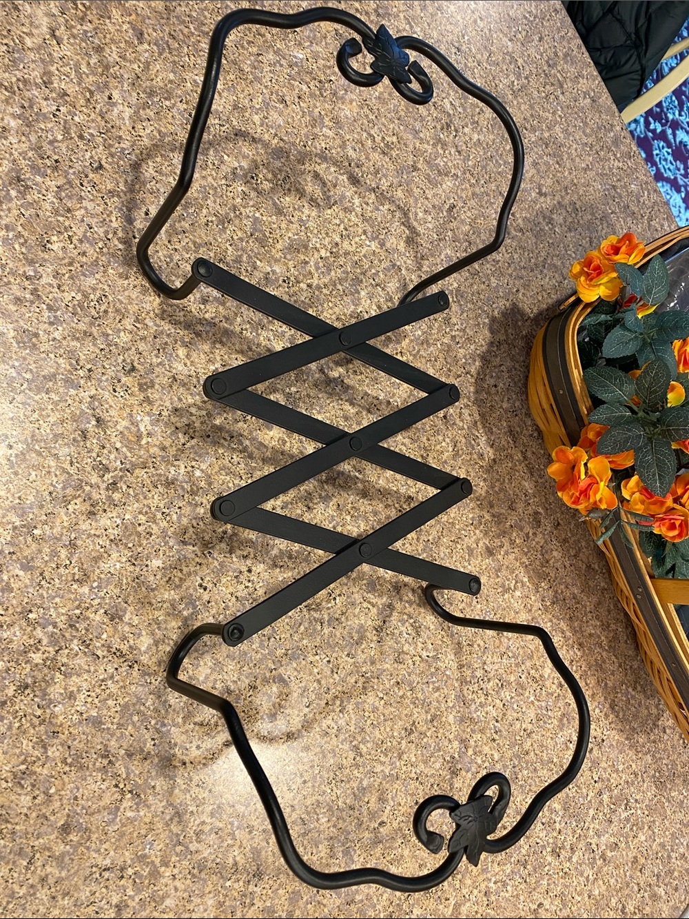 Longaberger Wrought Iron Expandable Casserole Holder Trivet Stand Maple Leaf